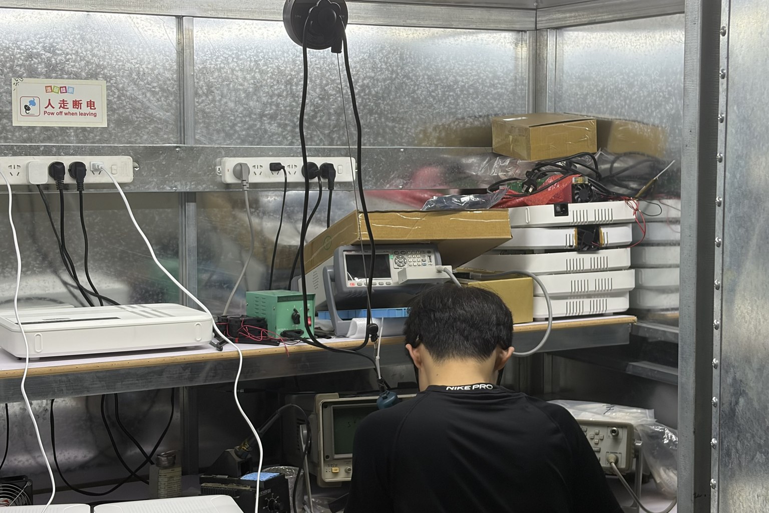 星豚智能实验室工程师在测试台调试设备